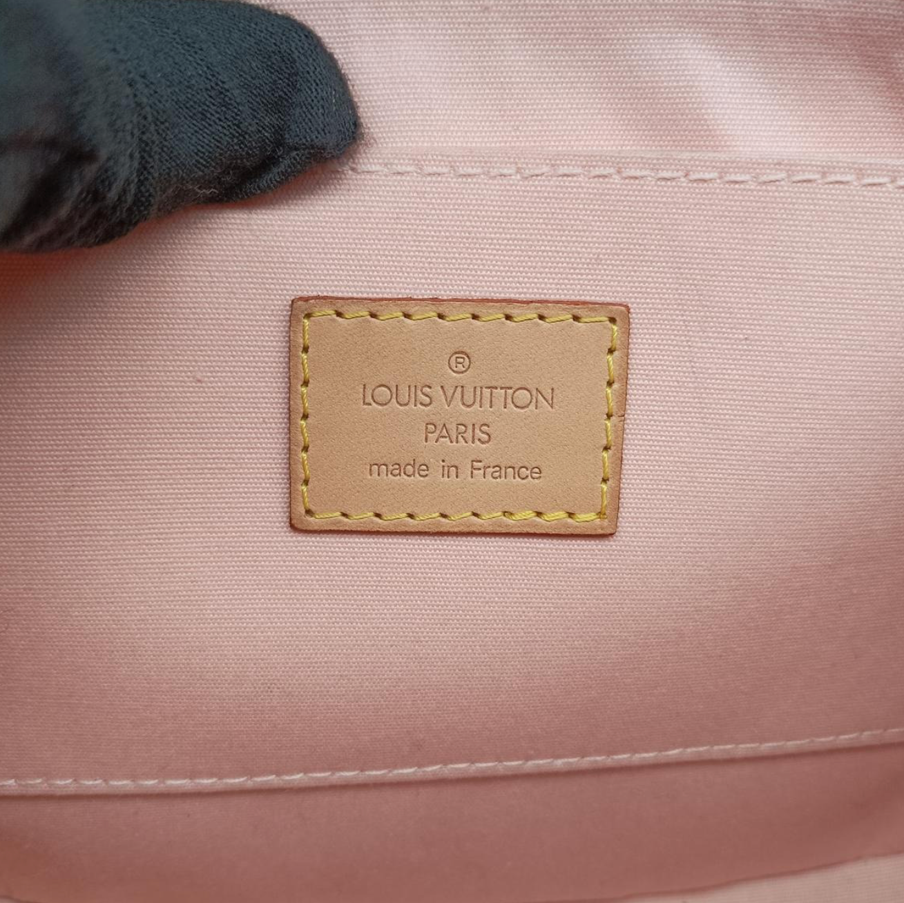 Louis Vuitton Vernis Biscayne Bay Pink Shoulder Bag logo view